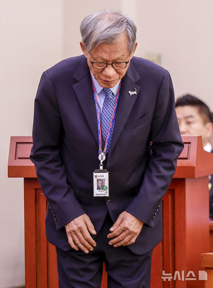 [서울=뉴시스] 정병혁 기자 = 유홍준 국립중앙박물관장이 19일 서울 여의도 국회에서 열린 문화체육관광위원회의 문화체육관광부 산하 공공기관 및 유관기관 국정감사에서 ‘친일파 글씨 추천 논란’과 관련해 사과를 하고 있다. 2026.10.19. jhope@newsis.com