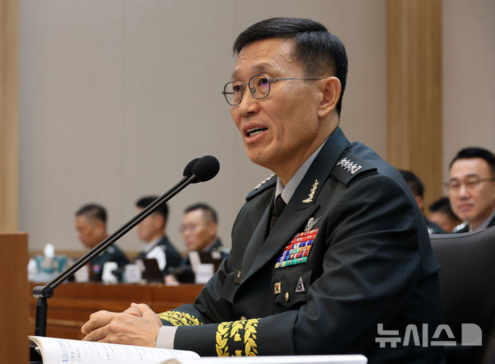[계룡=뉴시스] 배훈식 기자 = 김규하 육군참모총장이 19일 오전 충남 계룡시 계룡대에서 열린 국회 국방위원회의 육군본부 등에 대한 국정감사에서 의원 질의에 답변하고 있다. 2026.10.19. dahora83@newsis.com