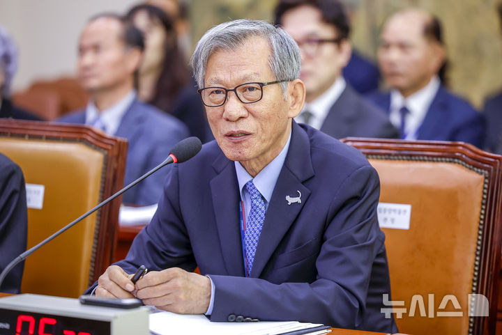 [서울=뉴시스] 정병혁 기자 = 유홍준 국립중앙박물관장이 19일 서울 여의도 국회에서 열린 문화체육관광위원회의 문화체육관광부 산하 공공기관 및 유관기관 국정감사에서 질문에 답하고 있다. 2026.10.19. jhope@newsis.com