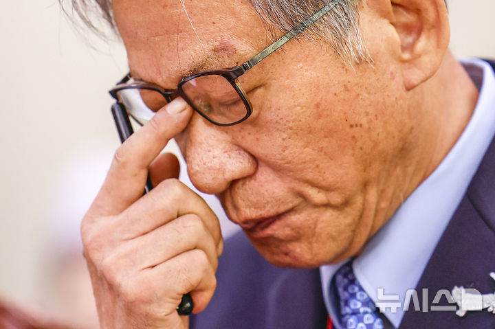 [서울=뉴시스] 정병혁 기자 = 유홍준 국립중앙박물관장이 19일 서울 여의도 국회에서 열린 문화체육관광위원회의 문화체육관광부 산하 공공기관 및 유관기관 국정감사에서 얼굴을 만지고 있다. 2026.10.19. jhope@newsis.com