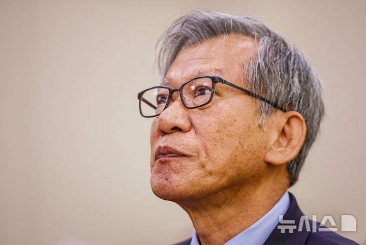 [서울=뉴시스] 정병혁 기자 = 유홍준 국립중앙박물관장이 19일 서울 여의도 국회에서 열린 문화체육관광위원회의 문화체육관광부 산하 공공기관 및 유관기관 국정감사에서 생각에 잠겨 있다. 2026.10.19. jhope@newsis.com