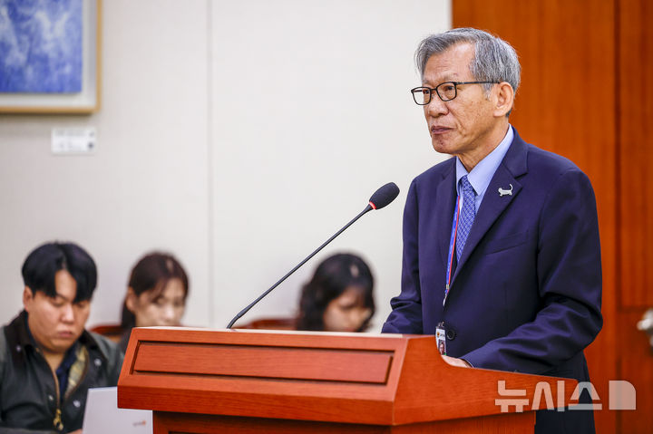 [서울=뉴시스] 정병혁 기자 = 유홍준 국립중앙박물관장이 19일 서울 여의도 국회에서 열린 문화체육관광위원회의 문화체육관광부 산하 공공기관 및 유관기관 국정감사에서 업무보고를 하고 있다. 2026.10.19. jhope@newsis.com
