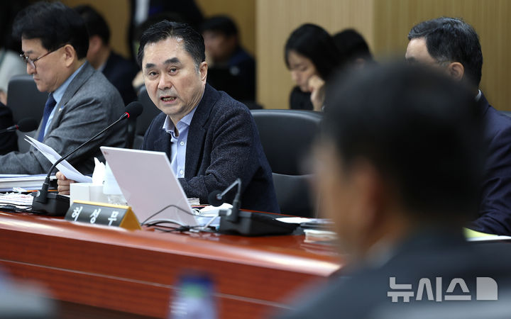 [대구=뉴시스] 이무열 기자 = 김종민 무소속 의원이 19일 대구 동구 한국가스공사 본사에서 열린 국회 산업통상자원중소벤처기업위원회 한국가스공사, 한국석유공사, 강원랜드, 대한석탄공사, 한국가스기술공사, 한국가스안전공사, 한국석유관리원, 한국광해광업공단에 대한 국정감사에서 질의하고 있다. 2026.10.19. lmy@newsis.com