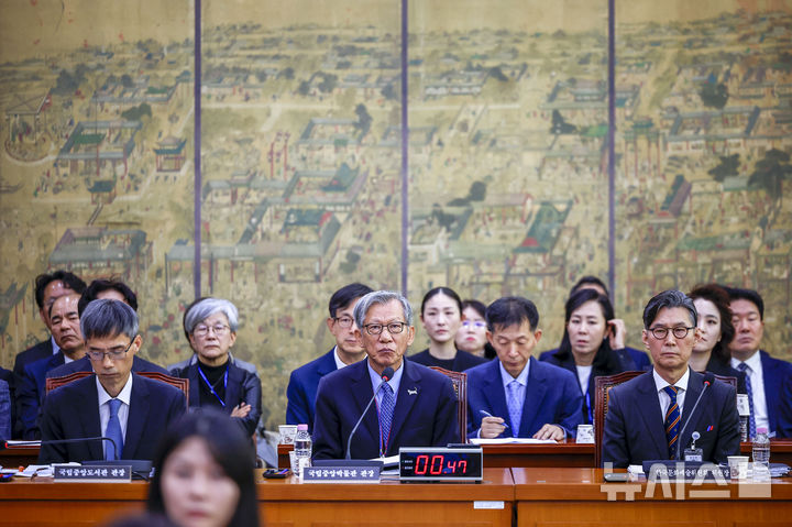 [서울=뉴시스] 정병혁 기자 = 유홍준 국립중앙박물관장이 19일 서울 여의도 국회에서 열린 문화체육관광위원회의 문화체육관광부 산하 공공기관 및 유관기관 국정감사에 출석해 있다. 2026.10.19. jhope@newsis.com