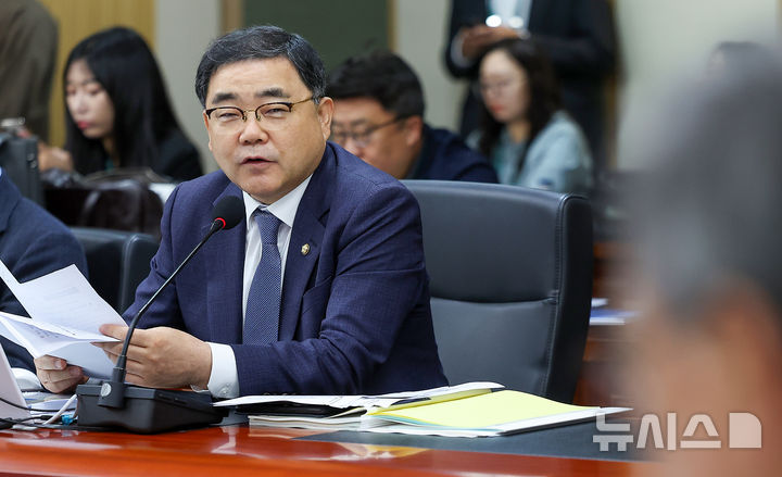 [대구=뉴시스] 이무열 기자 = 허성무 더불어민주당 의원이 19일 대구 동구 한국가스공사 본사에서 열린 2026년도 국회 산자중기위원회의 한국가스공사, 한국석유공사, 강원랜드, 대한석탄공사, 한국가스기술공사, 한국가스안전공사, 한국석유관리원, 한국광해광업공단에 대한 국정감사에서 질의하고 있다. 2026.10.19. lmy@newsis.com