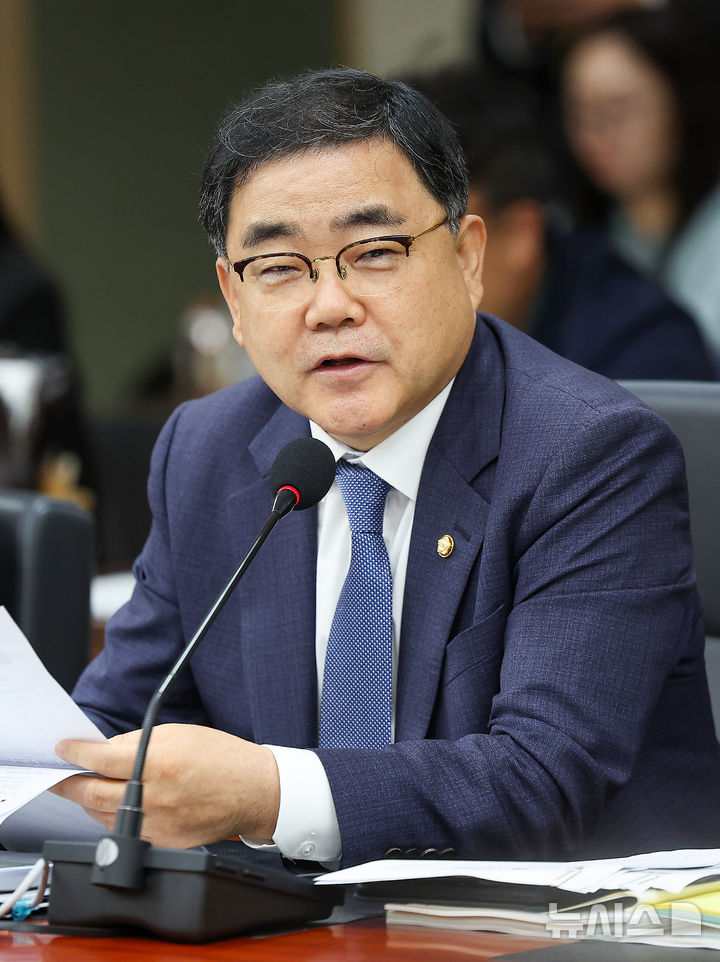 [대구=뉴시스] 이무열 기자 = 허성무 더불어민주당 의원이 19일 대구 동구 한국가스공사 본사에서 열린 2026년도 국회 산자중기위원회의 한국가스공사, 한국석유공사, 강원랜드, 대한석탄공사, 한국가스기술공사, 한국가스안전공사, 한국석유관리원, 한국광해광업공단에 대한 국정감사에서 질의하고 있다. 2026.10.19. lmy@newsis.com