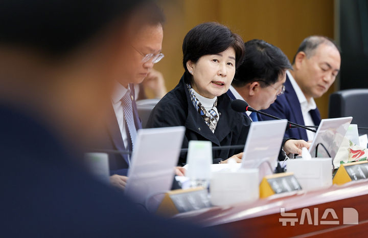 [대구=뉴시스] 이무열 기자 = 더불어민주당 백혜련 의원이 19일 대구 동구 한국가스공사 본사에서 열린 2026년도 국회 산업통상자원중소벤처기업위원회 의 한국가스공사, 한국석유공사, 강원랜드, 대한석탄공사, 한국가스기술공사, 한국가스안전공사, 한국석유관리원, 한국광해광업공단에 대한 국정감사에서 질의하고 있다. 2026.10.19. lmy@newsis.com