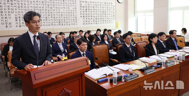 [서울=뉴시스] 고범준 기자 = 박철우 서울중앙지방공소청장이 19일 서울 여의도 국회에서 열린 법제사법위원회 국정감사(서울광역공소청 등)에서 업무보고를 하고 있다.&nbsp; 왼쪽부터 박철우 서울중앙지방공소청장, 성상헌 서울남부지방공소청장, 정용환 서울광역공소청장 직무대리, 장혜영 수원광역공소청장 직무대리, 김봉현 수원지방공소청장, 서정민 서울동부지방공소청장. 2026.10.19. bjko@newsis.com