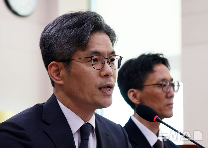 [서울=뉴시스] 고범준 기자 = 박철우 서울중앙지방공소청장이 19일 서울 여의도 국회에서 열린 법제사법위원회 국정감사(서울광역공소청 등)에서 의원 질의에 답변하고 있다. 2026.10.19. bjko@newsis.com