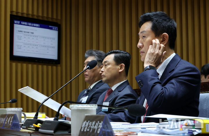 [서울=뉴시스] 이영환 기자 = 오세훈 서울시장이 19일 오전 서울 중구 서울시청에서 열린 국회 국토교통위원회 서울시 국정감사에 장종태 더불어민주당 의원의 질의를 들으며 얼굴을 만지고 있다. 2026.10.19. 20hwan@newsis.com