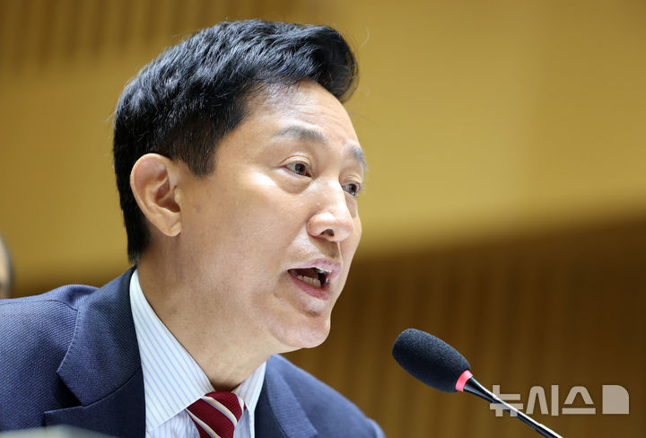 [서울=뉴시스] 이영환 기자 = 오세훈 서울시장이 19일 오전 서울 중구 서울시청에서 열린 국회 국토교통위원회 서울시 국정감사에 참석해 의원들의 질의에 답하고 있다. 2026.10.19. 20hwan@newsis.com
