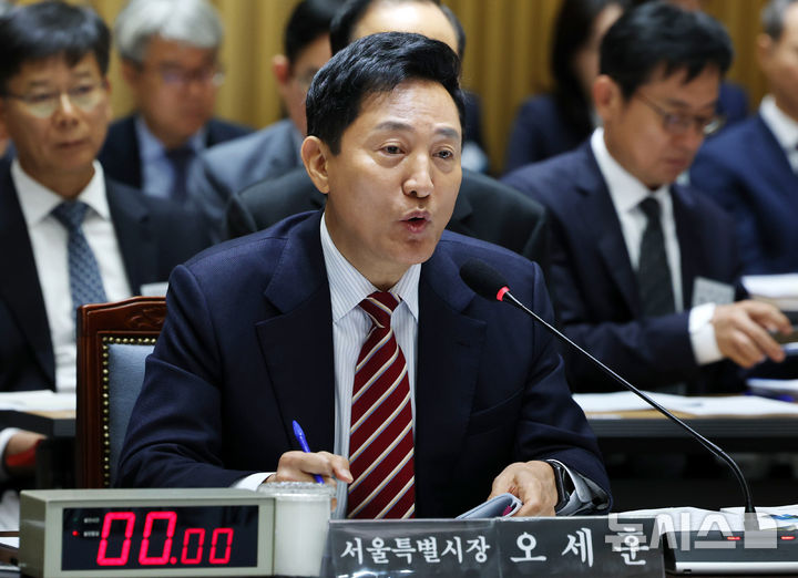 [서울=뉴시스] 이영환 기자 = 오세훈 서울시장이 19일 오전 서울 중구 서울시청에서 열린 국회 국토교통위원회 서울시 국정감사에 참석해 의원들의 질의에 답하고 있다. 2026.10.19. 20hwan@newsis.com