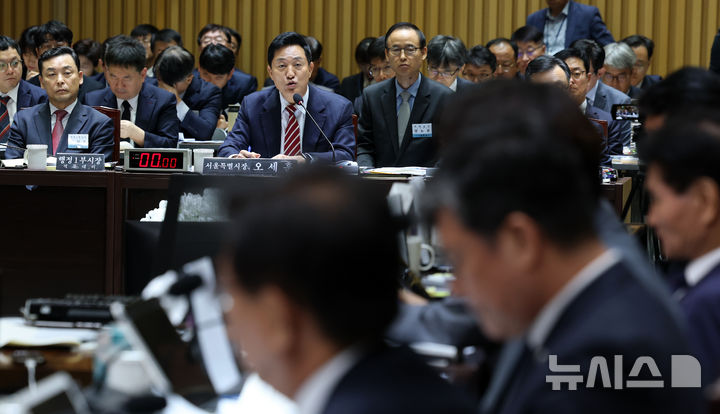 [서울=뉴시스] 이영환 기자 = 오세훈 서울시장이 19일 오전 서울 중구 서울시청에서 열린 국회 국토교통위원회 서울시 국정감사에 참석해 의원들의 질의에 답하고 있다. 2026.10.19. 20hwan@newsis.com