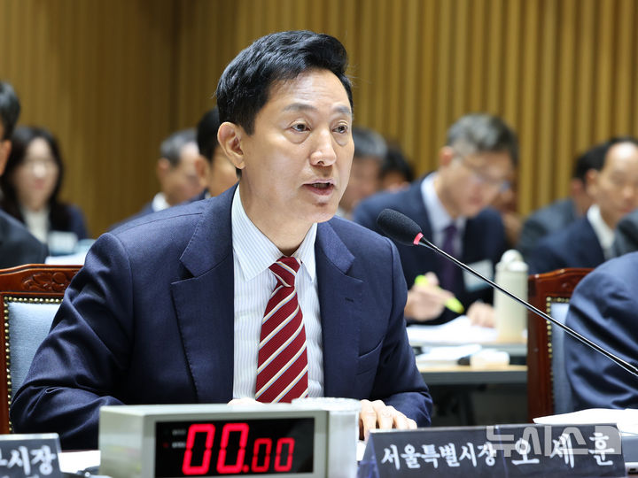 [서울=뉴시스] 이영환 기자 = 오세훈 서울시장이 19일 오전 서울 중구 서울시청에서 열린 국회 국토교통위원회 서울시 국정감사에 참석해 의원들의 질의에 답하고 있다. 2026.10.19. 20hwan@newsis.com