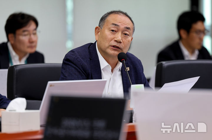 [대구=뉴시스] 이무열 기자 = 김원이 더불어민주당 의원이 19일 대구 동구 한국가스공사 본사에서 열린 2026년도 국회 산자중기위원회의 한국가스공사, 한국석유공사, 강원랜드, 대한석탄공사, 한국가스기술공사, 한국가스안전공사, 한국석유관리원, 한국광해광업공단에 대한 국정감사에서 질의하고 있다. 2026.10.19. lmy@newsis.com