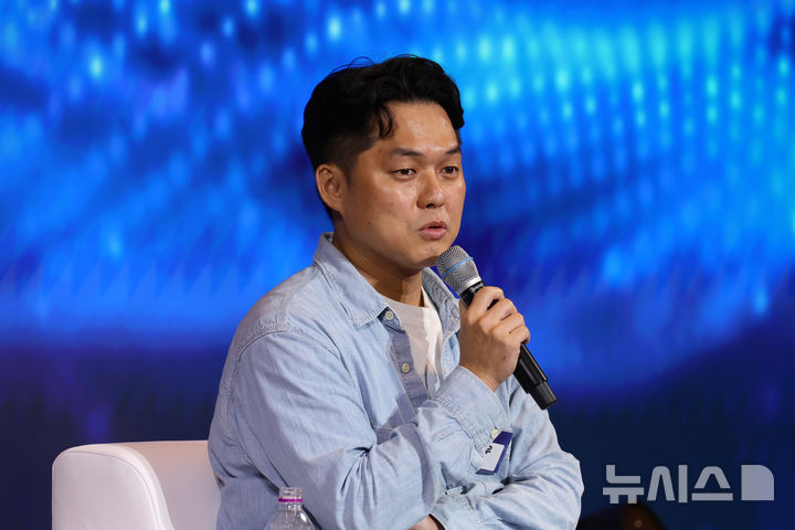 [서울=뉴시스] 고승민 기자 = 홍동우 괜찮아마을 대표가 19일 서울 중구 더그랜드롯데 서울에서 열린 뉴시스 창사 25주년 포럼 '10년 후 한국'에서 '청년, 10년 후의 나를 묻다'를 주제로 토론하고 있다. 2026.10.19. kkssmm99@newsis.com