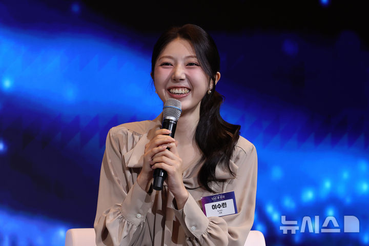 [서울=뉴시스] 고승민 기자 = 이수린 뉴시스 기자가 19일 서울 중구 더그랜드롯데 서울에서 열린 뉴시스 창사 25주년 포럼 '10년 후 한국'에서 '청년, 10년 후의 나를 묻다'를 주제로 토론하고 있다. 2026.10.19. kkssmm99@newsis.com