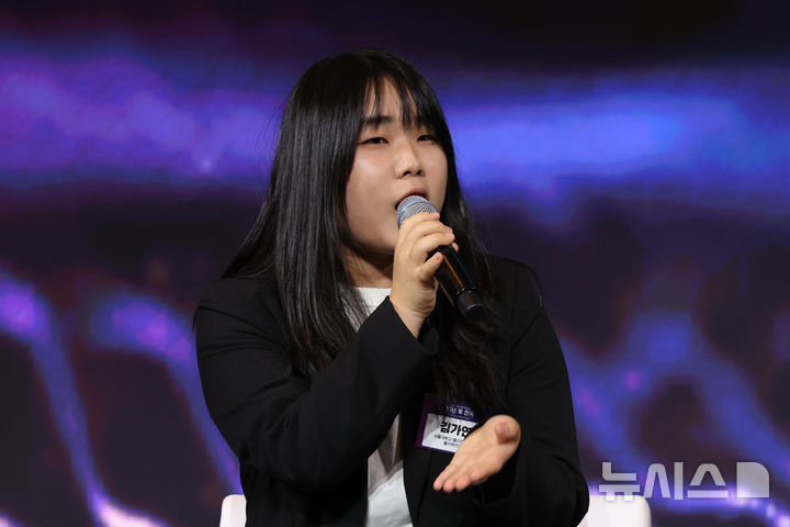 [서울=뉴시스] 고승민 기자 = 서울대학교 물리천문학부 학생인 김가연씨가 19일 서울 중구 더그랜드롯데 서울에서 열린 뉴시스 창사 25주년 포럼 '10년 후 한국'에서 '청년, 10년 후의 나를 묻다'를 주제로 토론하고 있다. 2026.10.19. kkssmm99@newsis.com