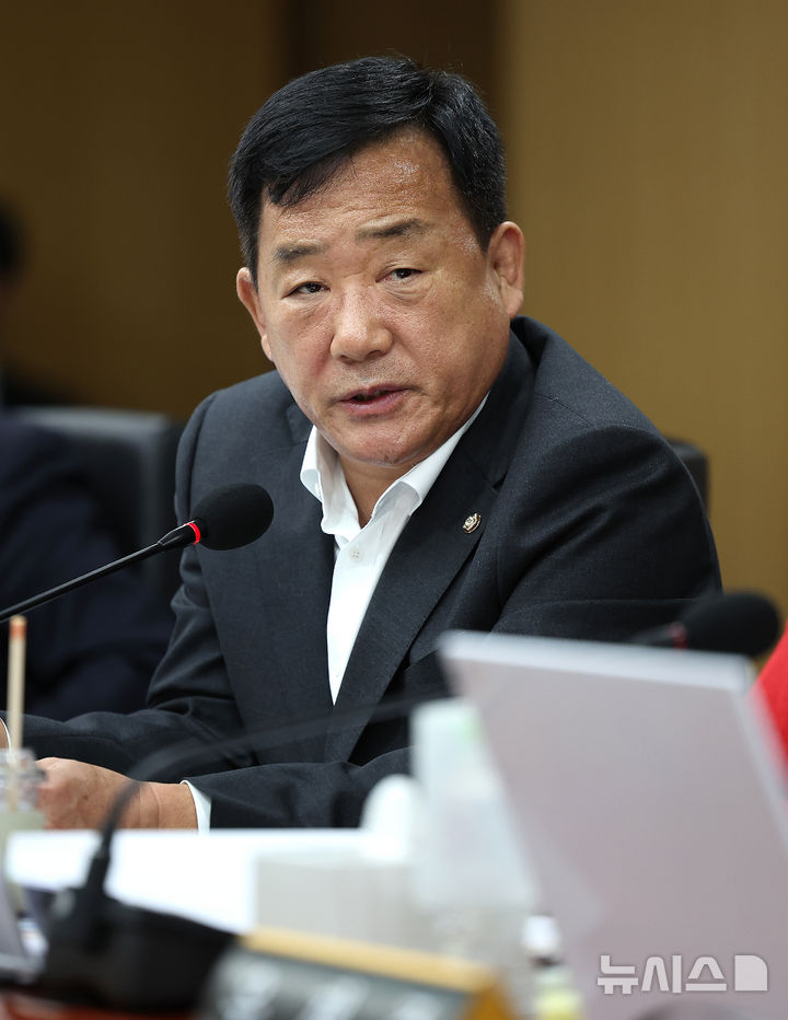 [대구=뉴시스] 이무열 기자 = 국민의힘 박성민 의원이 19일 대구 동구 한국가스공사 본사에서 열린 국회 산업통상자원중소벤처기업위원회 한국가스공사, 한국석유공사, 강원랜드, 대한석탄공사, 한국가스기술공사, 한국가스안전공사, 한국석유관리원, 한국광해광업공단에 대한 국정감사에서 질의하고 있다. 2026.10.19. lmy@newsis.com