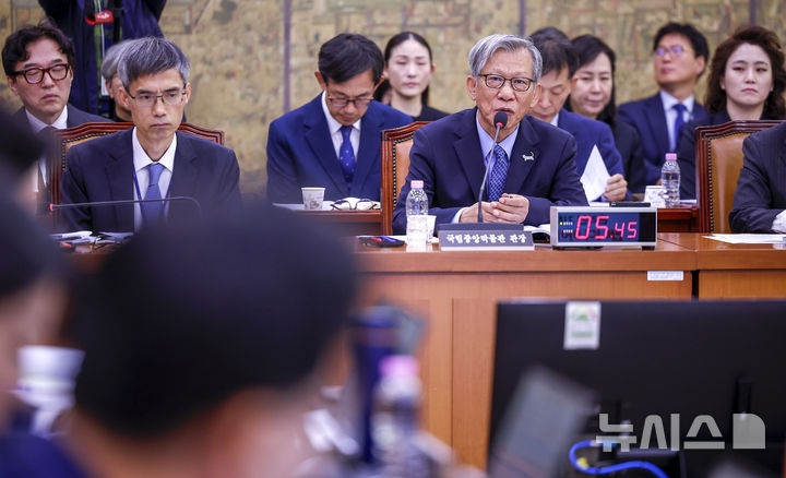 [서울=뉴시스] 정병혁 기자 = 유홍준 국립중앙박물관장이 19일 서울 여의도 국회에서 열린 문화체육관광위원회의 문화체육관광부 산하 공공기관 및 유관기관 국정감사에서 질문에 답하고 있다. 2026.10.19. jhope@newsis.com