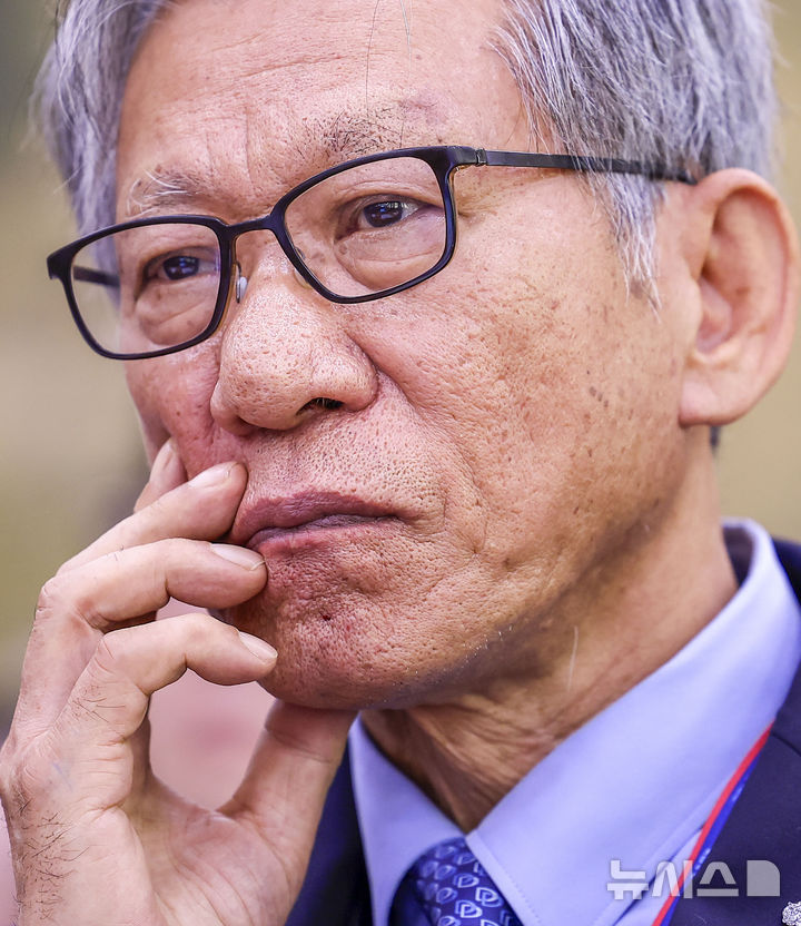 [서울=뉴시스] 정병혁 기자 = 유홍준 국립중앙박물관장이 19일 서울 여의도 국회에서 열린 문화체육관광위원회의 문화체육관광부 산하 공공기관 및 유관기관 국정감사에서 질문을 듣고 있다. 2026.10.19. jhope@newsis.com