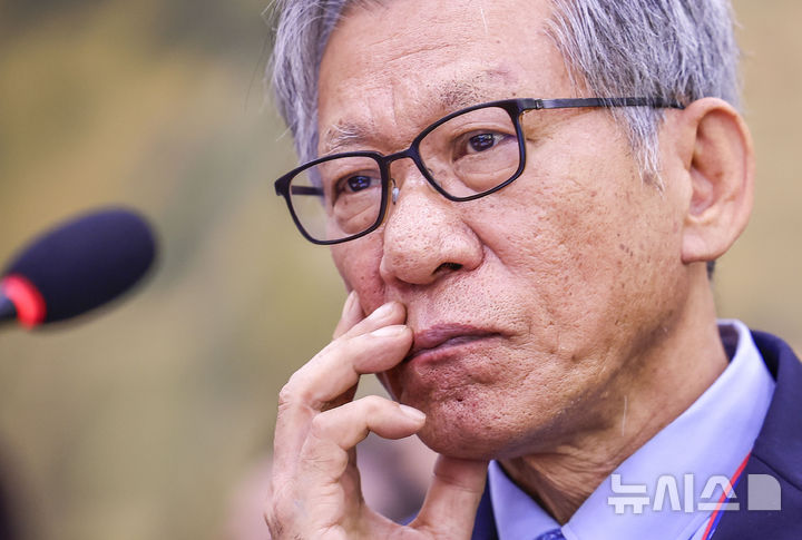 [서울=뉴시스] 정병혁 기자 = 유홍준 국립중앙박물관장이 19일 서울 여의도 국회에서 열린 문화체육관광위원회의 문화체육관광부 산하 공공기관 및 유관기관 국정감사에서 질문을 듣고 있다. 2026.10.19. jhope@newsis.com