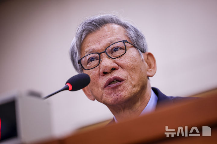 [서울=뉴시스] 정병혁 기자 = 유홍준 국립중앙박물관장이 19일 서울 여의도 국회에서 열린 문화체육관광위원회의 문화체육관광부 산하 공공기관 및 유관기관 국정감사에서 질문에 답하고 있다. 2026.10.19. jhope@newsis.com