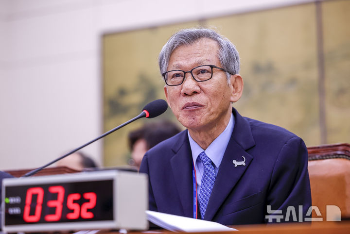 [서울=뉴시스] 정병혁 기자 = 유홍준 국립중앙박물관장이 19일 서울 여의도 국회에서 열린 문화체육관광위원회의 문화체육관광부 산하 공공기관 및 유관기관 국정감사에서 질문에 답하고 있다. 2026.10.19. jhope@newsis.com