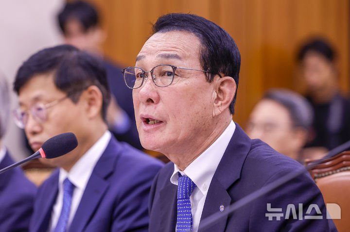 [서울=뉴시스] 정병혁 기자 = 노동진 수산업협동조합중앙회 회장이 19일 서울 여의도 국회에서 열린 농림축산식품해양수산위원회의 해양경찰청 등에 대한 국정감사에서 질문에 답하고 있다. 2026.10.19. jhope@newsis.com