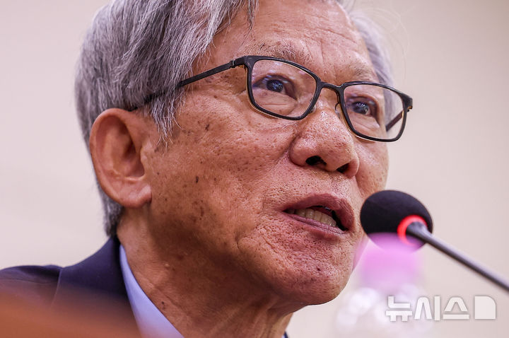 [서울=뉴시스] 정병혁 기자 = 유홍준 국립중앙박물관장이 19일 서울 여의도 국회에서 열린 문화체육관광위원회의 문화체육관광부 산하 공공기관 및 유관기관 국정감사에서 질문에 답하고 있다. 2026.10.19. jhope@newsis.com