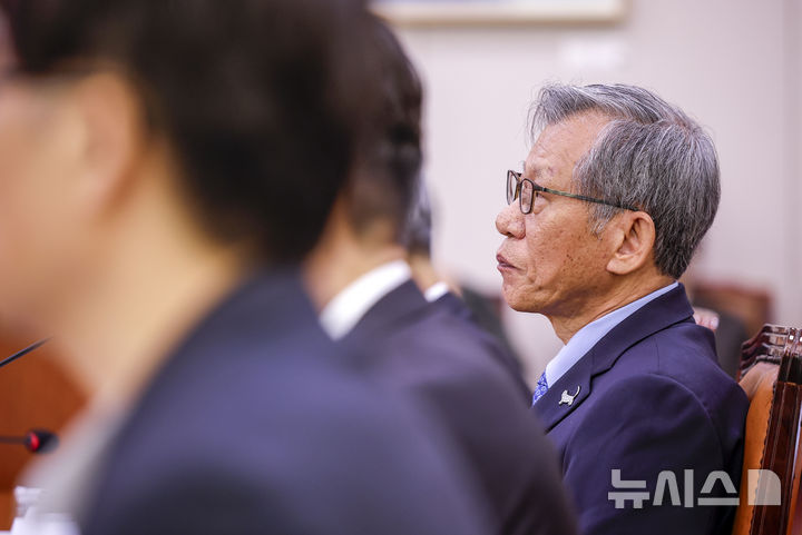 [서울=뉴시스] 정병혁 기자 = 유홍준 국립중앙박물관장이 19일 서울 여의도 국회에서 열린 문화체육관광위원회의 문화체육관광부 산하 공공기관 및 유관기관 국정감사에서 질문을 듣고 있다. 2026.10.19. jhope@newsis.com