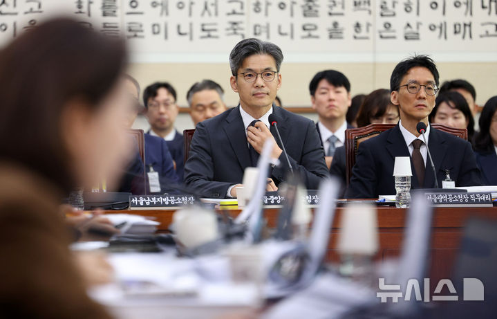 [서울=뉴시스] 고범준 기자 = 박철우 서울중앙지방공소청장이 19일 서울 여의도 국회에서 열린 법제사법위원회 국정감사(서울광역공소청 등)에서 넥타이를 만지고 있다. 오른쪽은 정용환 서울광역공소청장 직무대리. 2026.10.19. bjko@newsis.com