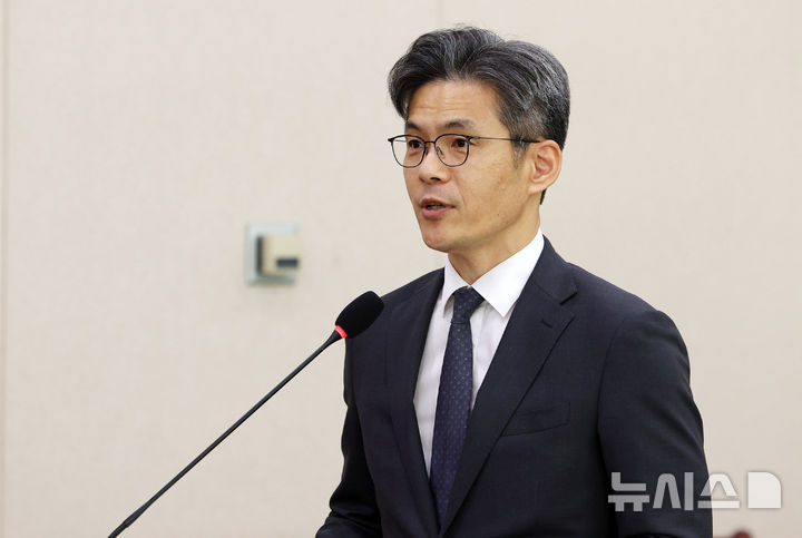 [서울=뉴시스] 고범준 기자 = 박철우 서울중앙지방공소청장이 19일 서울 여의도 국회에서 열린 법제사법위원회 국정감사(서울광역공소청 등)에서 업무보고를 하고 있다. 2026.10.19. bjko@newsis.com