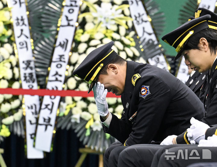 [부천=뉴시스] 전진환 기자 = 부천 공장 화재 진압 과정에서 순직한 김진석 소방위의 영결식이 엄수된 19일 경기도 부천시 원미구 부천체육관에서 동료 소방관이 눈물을 흘리고 있다. (공동취재) 2026.10.19. photo@newsis.com