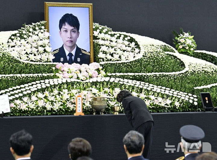 [부천=뉴시스] 전진환 기자 = 부천 공장 화재 진압 과정에서 순직한 김진석 소방위의 영결식이 엄수된 19일 경기도 부천시 원미구 부천체육관에서 추미애 경기도지사가 고인을 얗해 인사하고 있다. (공동취재) 2026.10.19. photo@newsis.com