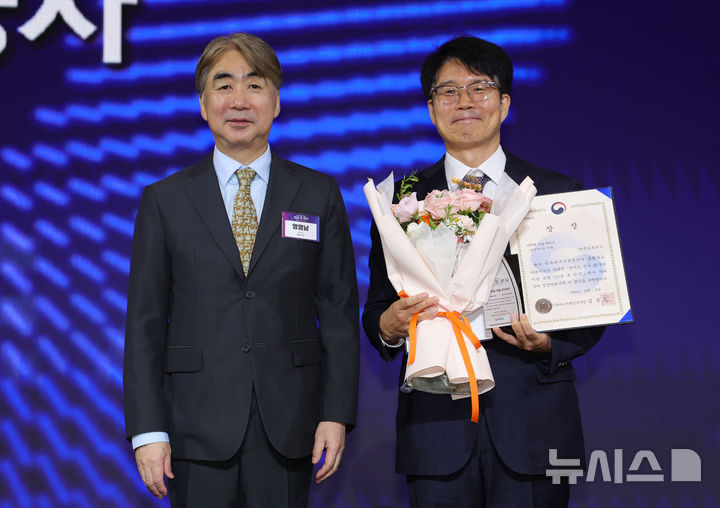 [서울=뉴시스] 홍효식 기자 = 염영남 뉴시스 대표이사가 19일 서울 중구 더그랜드롯데 서울에서 열린 뉴시스 창사 25주년 포럼 '10년 후 한국'에서 한국도로공사 김원태 사업개발처장에게 환경신기술부문대상(기후에너지환경부장관상)을 시상한 뒤 기념촬영하고 있다. 2026.10.19. yesphoto@newsis.com