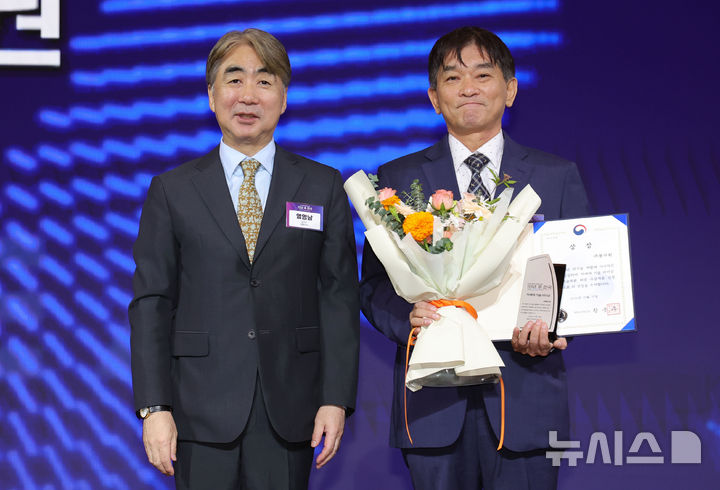 [서울=뉴시스] 홍효식 기자 = 염영남 뉴시스 대표이사가 19일 서울 중구 더그랜드롯데 서울에서 열린 뉴시스 창사 25주년 포럼 '10년 후 한국'에서 풀무원 안덕준 푸드테크사업본부장에게 해양신기술부문대상(해양수산부장관상)을 시상한 뒤 기념촬영하고 있다. 2026.10.19. yesphoto@newsis.com