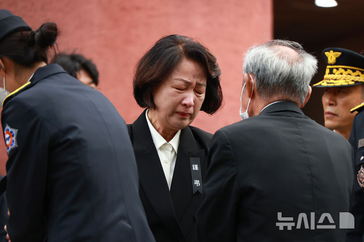 [부천=뉴시스] 전진환 기자 = 부천 공장화재 현장에서 순직한 고 김진석 소방위 영결식 19일 오전 경기도 부천시 원미구 부천체육관에서 엄수된 가운데, 추미애 경기도지사가 운구차가 노제를 위해 떠나기 전 유가족들을 위로하며 눈물을 흘리고 있다. (공동취재) 2026.10.19. photo@newsis.com