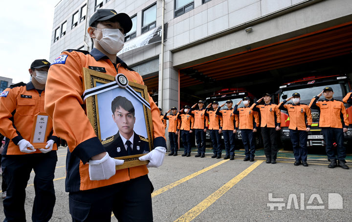 [부천=뉴시스] 전진환 기자 = 19일 경기도 부천소방서에서 부천 공장 화재 진압 과정에서 순직한 김진석 소방위의 노제가 진행되고 있다. (공동취재) 2026.10.19. photo@newsis.com