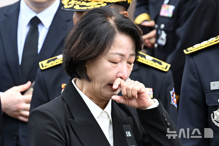 [부천=뉴시스] 전진환 기자 = 부천 공장 화재 진압 과정에서 순직한 김진석 소방위의 영결식이 엄수된 19일 경기도 부천시 원미구 부천체육관에서 추미애 경기도지사가 참석해 있다. (공동취재) 2026.10.19. photo@newsis.com