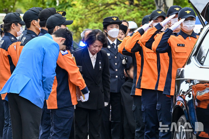 [부천=뉴시스] 전진환 기자 = 부천 공장 화재 진압 과정에서 순직한 김진석 소방위의 영결식이 엄수된 19일 경기도 부천시 원미구 부천체육관에서 추미애 경기도지사가 고인을 향해 인사하고 있다. (공동취재) 2026.10.19. photo@newsis.com