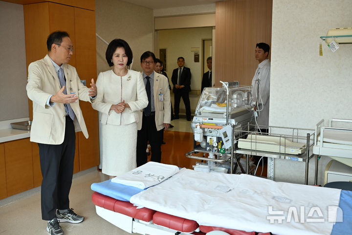 [서울=뉴시스] 김진아 기자 = 김혜경 여사가 19일 서울 서초구 서울성모병원 권역모자의료센터를 둘러보고 있다. (청와대통신사진기자단) 2026.10.19. bluesoda@newsis.com