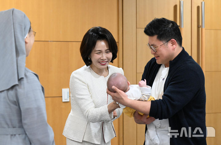 [서울=뉴시스] 김진아 기자 = 김혜경 여사가 19일 서울 서초구 서울성모병원 권역모자의료센터에서 아기를 안아보고 있다. (청와대통신사진기자단) 2026.10.19. bluesoda@newsis.com
