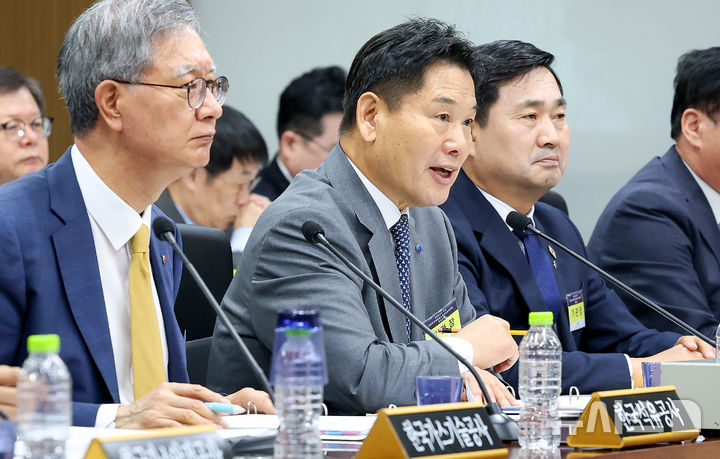[대구=뉴시스] 이무열 기자 = 홍의락 한국가스공사 사장이 19일 대구 동구 한국가스공사 본사에서 열린 2026년도 국회 산자중기위원회의 한국가스공사, 한국석유공사, 강원랜드, 대한석탄공사, 한국가스기술공사, 한국가스안전공사, 한국석유관리원, 한국광해광업공단에 대한 국정감사에서 질의에 답변하고 있다. 2026.10.19. lmy@newsis.com