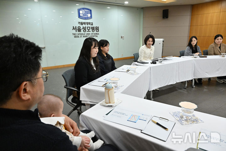 [서울=뉴시스] 김진아 기자 = 김혜경 여사가 19일 서울 서초구 서울성모병원 권역모자의료센터에서 환아 부모, 신생아 부모, 출산예정 부모 등 참석자들과 간담회를 하고 있다. (청와대통신사진기자단) 2026.10.19. bluesoda@newsis.com