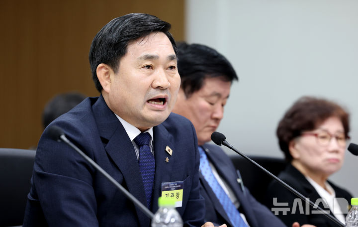 [대구=뉴시스] 이무열 기자 = 김도균 강원랜드 대표가 19일 대구 동구 한국가스공사 본사에서 열린 2026년도 국회 산자중기위원회의 한국가스공사, 한국석유공사, 강원랜드, 대한석탄공사, 한국가스기술공사, 한국가스안전공사, 한국석유관리원, 한국광해광업공단에 대한 국정감사에서 질의에 답변하고 있다. 2026.10.19. lmy@newsis.com