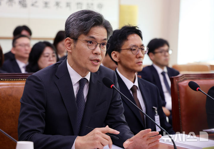 [서울=뉴시스] 고범준 기자 = 박철우 서울중앙지방공소청장이 19일 서울 여의도 국회에서 열린 법제사법위원회 국정감사(서울광역공소청 등)에서 의원 질의에 답변하고 있다. 2026.10.19. bjko@newsis.com