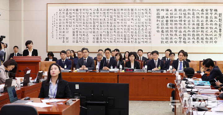 [서울=뉴시스] 고범준 기자 = 김향연 서울서부지방공소청장이 19일 서울 여의도 국회에서 열린 법제사법위원회 국정감사(서울광역공소청 등)에서 의원 질의에 답변하고 있다.&nbsp; 앞줄 왼쪽부터 성상헌 서울남부지방공소청장, 박철우 서울중앙지방공소청장, 정용환 서울광역공소청장 직무대리, 장혜영 수원광역공소청장 직무대리, 김봉현 수원지방공소청장, 서정민 서울동부지방공소청장. 2026.10.19. bjko@newsis.com