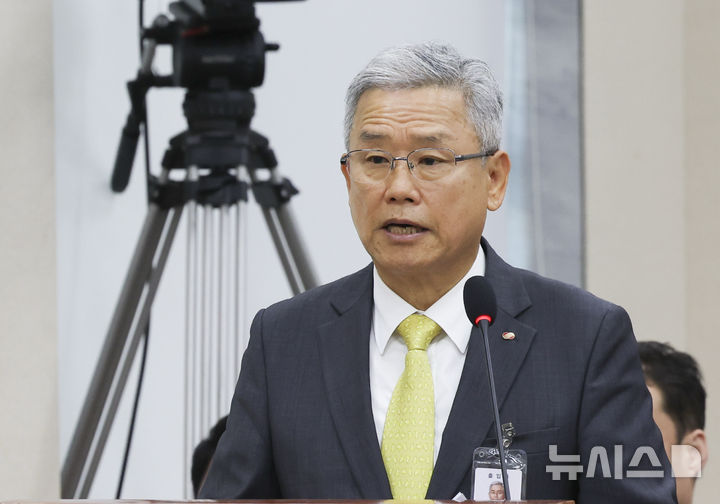 [서울=뉴시스] 김근수 기자 = 김동철 한국전력공사 사장이 19일 오전 서울 여의도 국회에서 열린 기후에너지환경노동위원회 국정감사에서 업무보고를 하고 있다. 2026.10.19. ks@newsis.com