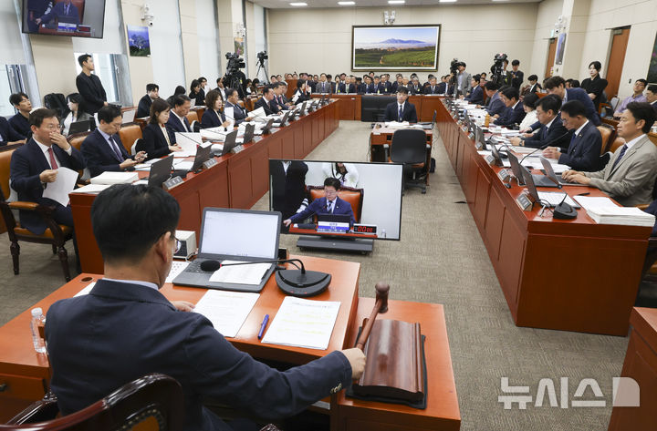 [서울=뉴시스] 김근수 기자 = 김정호 국회 기후에너지환경노동위원회 위원장이 지난 19일 오전 서울 여의도 국회에서 열린 기후에너지환경노동위원회 국정감사에 의사봉을 두드리고 있다. 2026.10.19. ks@newsis.com